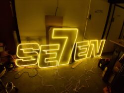 'Se7en' neon sign